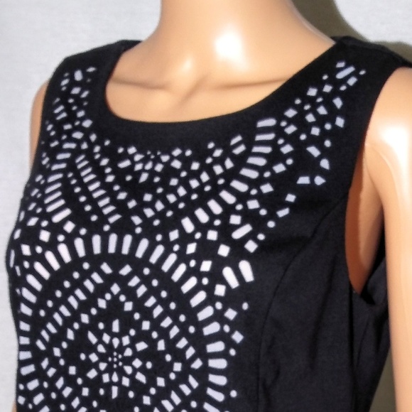 Geometric Cut Out Front Focus Pattern - Picture 2 of 8